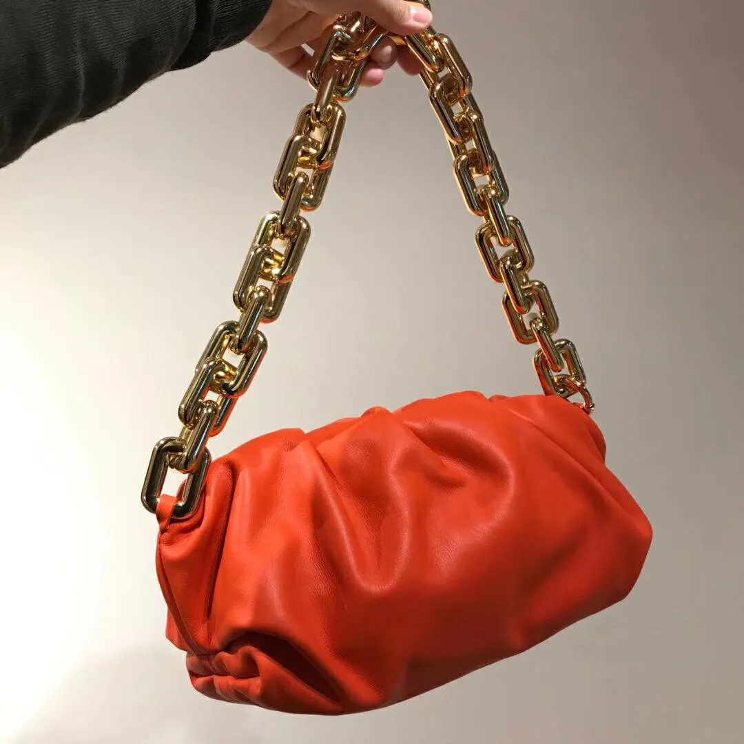 THE CHAIN ​​POUCH is worthy of being the king of fashion exports in Milan. The fairy orange series is cool in capital letters🆒